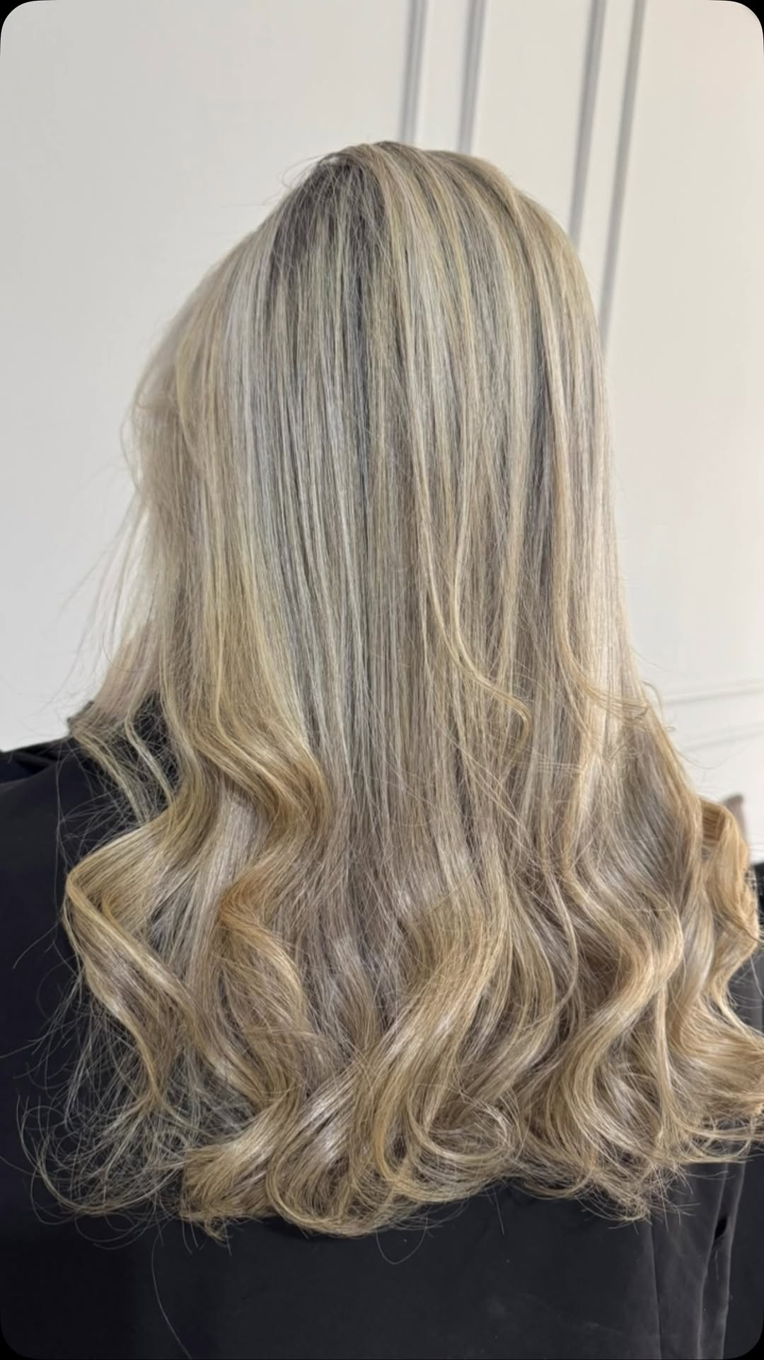 Cabelo loiro com ondas e corte em camadas