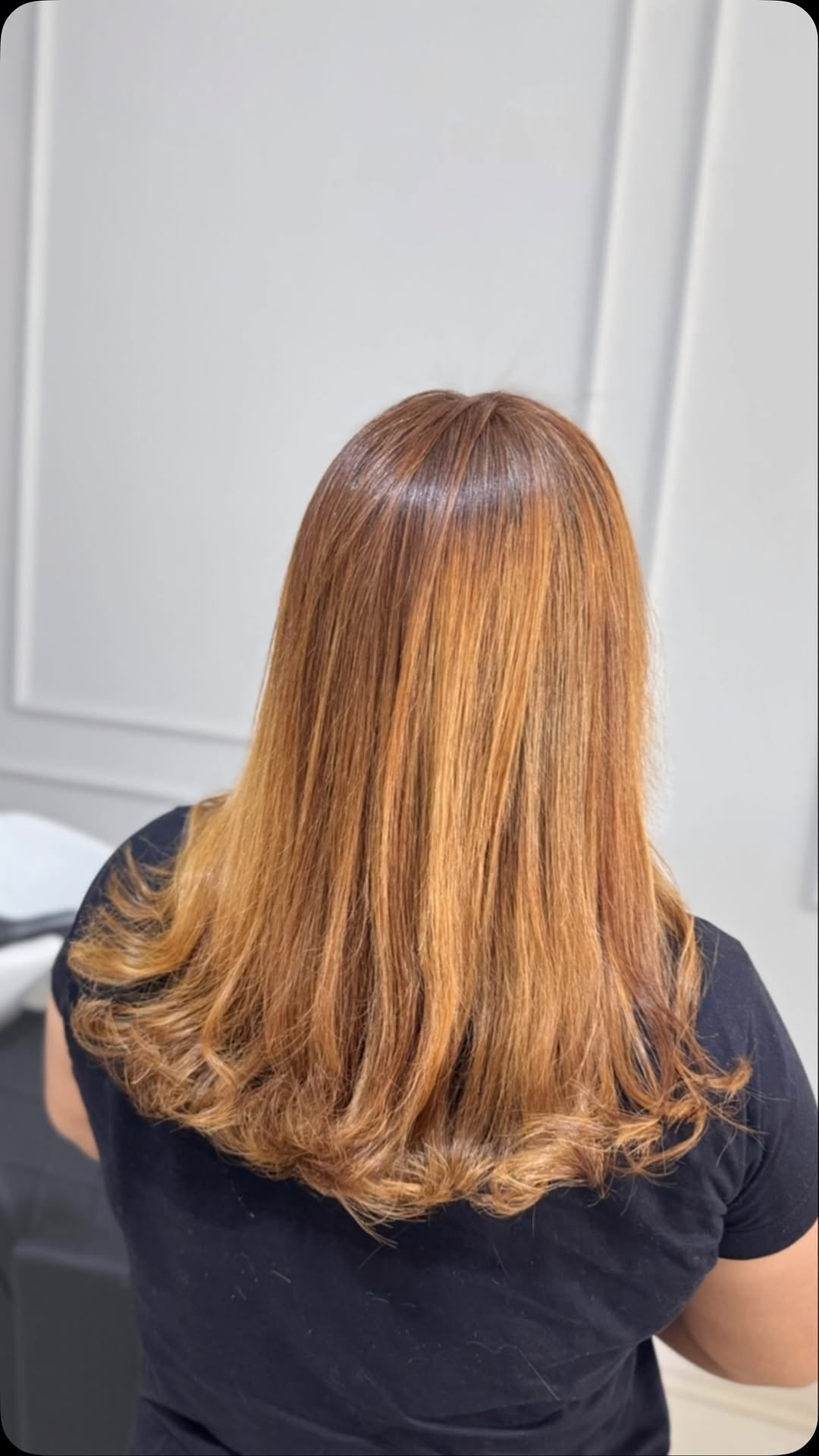 Cabelo acobreado com pontas modeladas