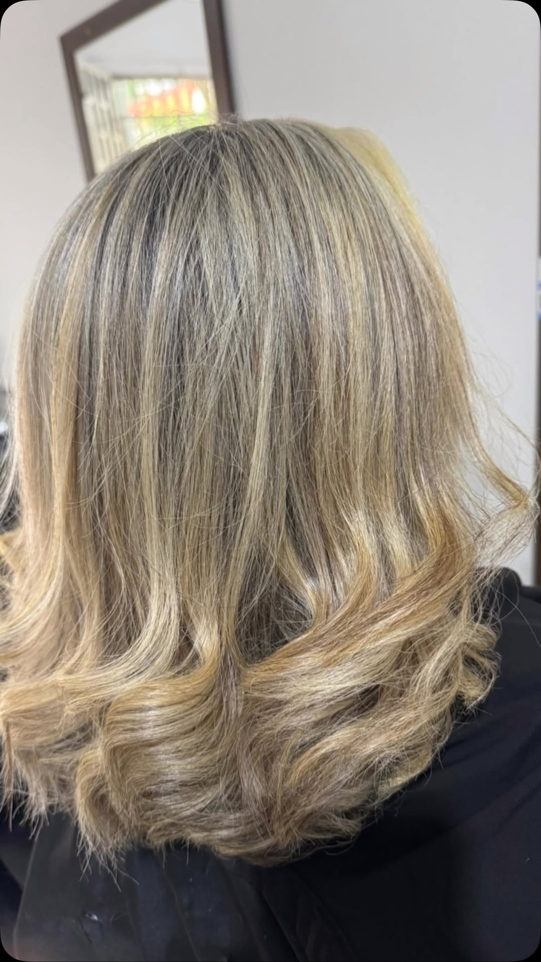 Cabelo com mechas claras e ondas suaves