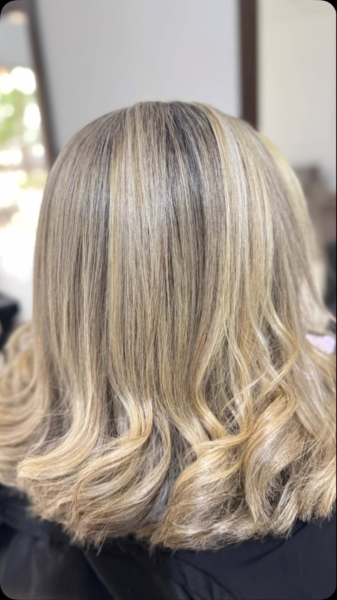 Cabelo loiro com mechas e finalização ondulada